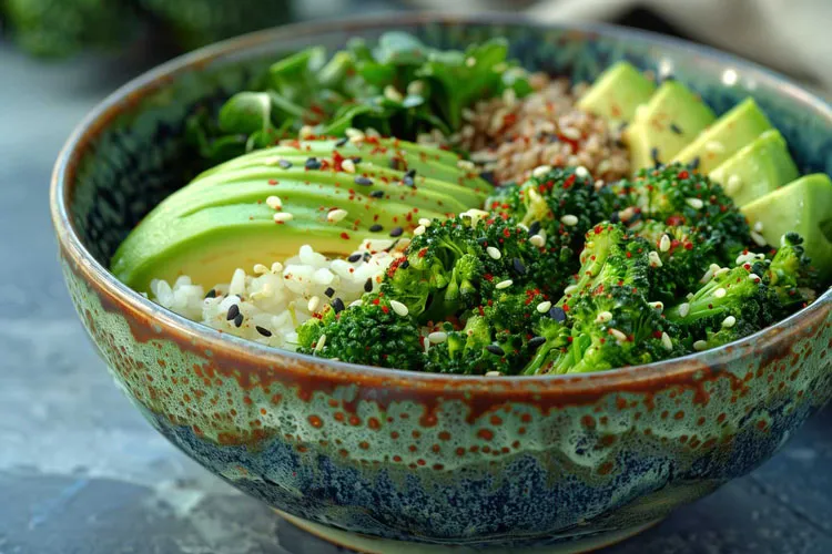 Ein Bowl mit Avocado, Brokkoli, Feldsalat und Reis als Vitiligo-Sommerrezept mit antientzündlicher, antioxidativer und immununterstützender Wirkung.
