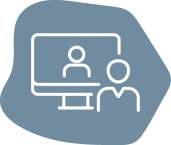 OnlineDoctor-Icon: Person vor Bildschirm mit zweiter Person im Bildschirm, Sinnbild für digitale Arzt-Beratung bei Vitiligo bequem von Zuhause aus